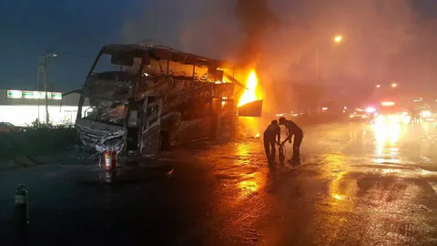 ยางแตกชนไฟลุกท่วมตาย2ศพ