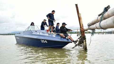 ได้แต่มอง! ขอยืดเวลาไม่เป็นผล จนท.รื้อโพงพางเมืองจันท์ 
