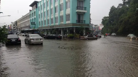 ฝนถล่มกระบี่ น้ำท่วมถนนเขตเทศบาล สูงกว่า 50 ซม. รถผ่านไม่ได้