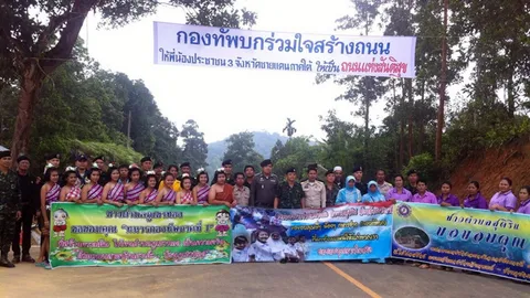 ผบ.ฉก.นราธิวาส ส่งมอบถนน 2 เส้นทาง ให้ชาว อ.สุคิริน นราธิวาส