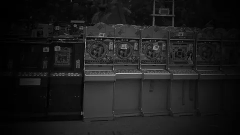 ตร.บุกจับตู้เกมพนัน ห้างดังกลางเมืองพัทยา