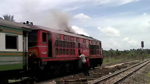 ไฟไหม้หัวจักรรถไฟขบวนพัทลุง-สุไหงโก-ลก ผู้โดยสารหนีตายอลหม่าน