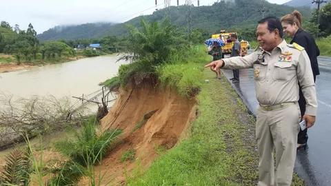 น้ำเซาะตลิ่งที่พังงา ทำเสาไฟล้ม-ถนนทรุด แจ้งเตรียมอพยพ 3 หมู่บ้าน