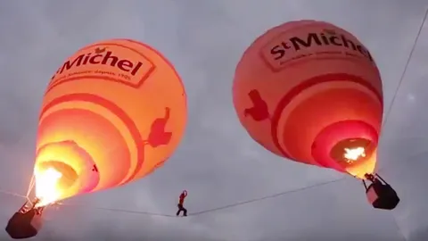 สุดระทึก! หนุ่มฝรั่งเศส ท้าความตาย เดินไต่เชือกระหว่างบอลลูน 2 ลูก (ชมคลิป)