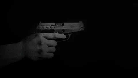 โจรอ่อนหัด! ควงปืนปลอมจี้แม่ค้า ก่อนโดนสวนวิ่งหนีลงนา