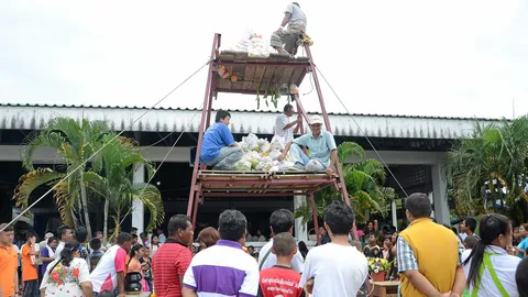 ชาวใต้ทำบุญรับตายายงานสารทเดือนสิบคึกคัก