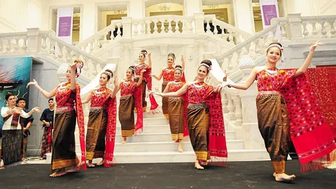 ผ้าแพรวา จากผ้าเบี่ยงธรรมดา สู่ราชินีแห่งไหมไทย