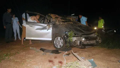 หนุ่มขนส่งอุดรฯ ซิ่งเก๋งกลับบ้าน แหกโค้งรถคว่ำ คอหักดับอนาถ