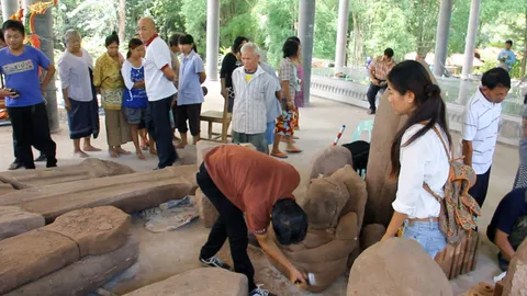 คาดใบเสมาโบราณ ขุดเจอหลังวัดที่อุดรฯ อายุกว่าพันปี