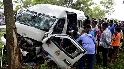 รถตู้ บขส. สุราษฎร์-หาดใหญ่ ชนต้นไม้ข้างทาง นศ.เจ็บระนาว