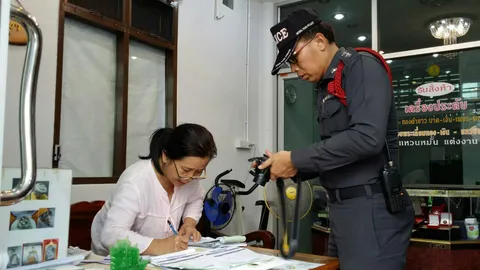 หนุ่มใหญ่มาดดี ทำทีขอซื้อแหวน หยิบกระเป๋าเจ้าของร้านหนีลอยนวล