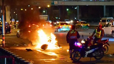 ขี่มาดีๆ บิ๊กไบค์ 'หัวปิงปอง' ไฟลุกพรึบไหม้วอดหน้า ถ.วิภาวดีฯ ซอย3 