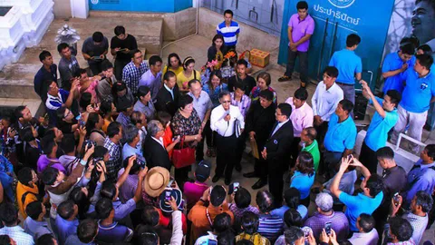 'ม็อบโคนม' บุก ปชป. จี้หนุนต่อสัญญาพิเศษ อสค.อีก 2 ปี