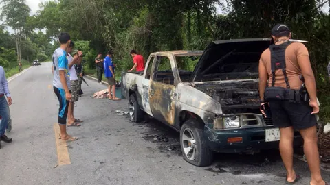 ไฟไหม้กระบะวอด พบซุกยาแก้ไอ 200 ขวด หนุ่มสาวมากับรถหนีหาย