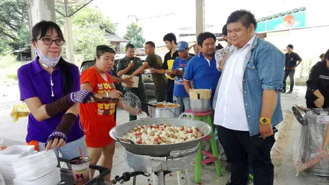 ขายมา35ปี  ลูกชิ้นทอดหน้า ร.ร.ปรินซ์ฯ แจกฟรี 259 กก.​พาศิษย์เก่าย้อนความหลัง 