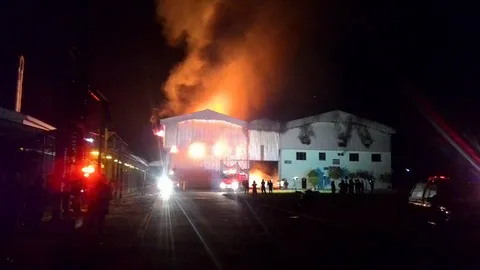 ไฟไหม้รง.แป้งมันบางเลน ลุกในอาคารเก็บวัตถุดิบกลางดึก ยังไม่รู้สาเหตุ 