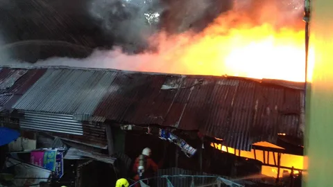 ชุมชนฝั่งธนฯ ไหม้รับอรุณเสียหาย 10 หลังคาเรือน