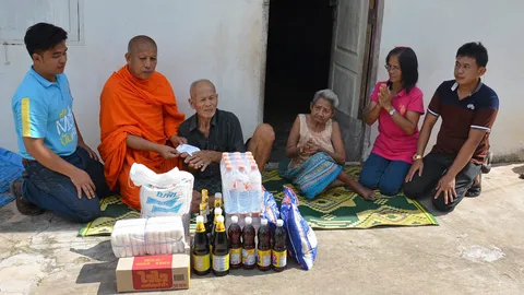 'พระนักบุญ' ช่วยเหลือ 2 ครอบครัวยากจน