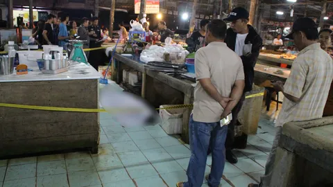อุกอาจ! มือปืนบุกรัว 5 นัด อดีตผู้ใหญ่บ้าน ดับกลางตลาดสดพังงา