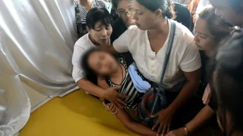 แตกตื่น! หญิงพม่าคล้ายถูกผีสิง กลางงานศพเด็กถูกแทง 