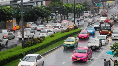 ฝนตกท้ังคืน ทำรถติดหลายเส้นเช้านี้ บางที่อ่วมน้ำท่วมขัง 50 ซม.