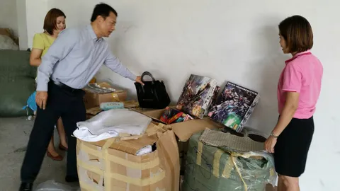 ศุลกากร-ทหาร จับสินค้าละเมิดลิขสิทธิ์ ขณะขนขึ้นจากเรือที่มุกดาหาร