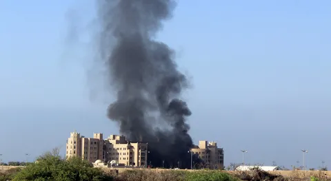 ยิงจรวดถล่มโรงแรม ที่ทำงานรบ.เยเมน ดับอื้อ ไม่รู้ชะตากรรมนายกฯ!!