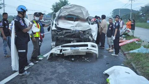 รถตู้อัดท้ายสิบล้อที่โคราช ดับ 5 สาหัส 6 คาดหลับใน