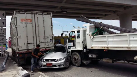 สุดเซ็ง!! ลุงขับเก๋งป้ายแดงพาหลานเที่ยว ถูกหกล้อชนอัดบี้ติดสิบล้อ  