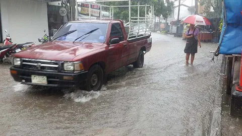 ฝนถล่มขอนแก่น น้ำท่วมหลายจุด อากาศปิด เครื่องบินดีเลย์ 