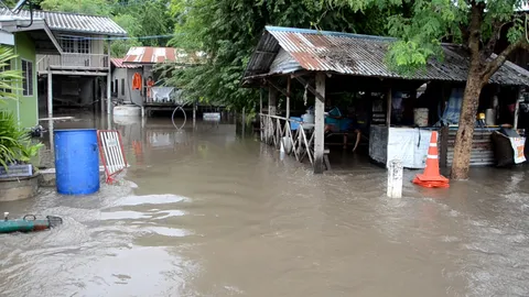 ฝนกระหน่ำลพบุรี น้ำเอ่อท่วมถนนหลายสาย รถเล็กผ่านลำบาก