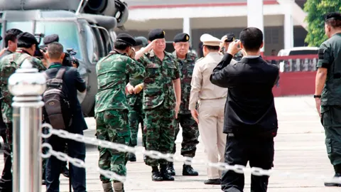 'บิ๊กหมู' ลงพื้นที่ชายแดนใต้ มอบนโยบายหลังเป็น ผบ.ทบ.