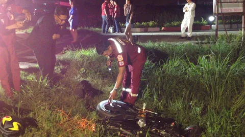 วัยรุ่นกรุงเก่า ซิ่ง จยย. อัดท้ายสิบล้อ ดับกลางถนน คาดไม่ชินทาง