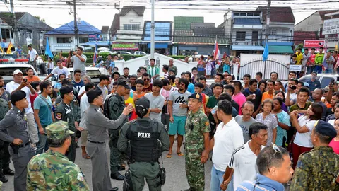 นาทีต่อนาที! ม็อบฮือล้อมเผาโรงพักถลาง หลังตร.จับยาบ้าชนโจ๋ตาย2 