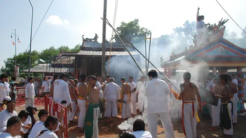 หลายจังหวัดเร่ิมเทศกาลกินเจ พร้อมใจใส่ชุดขาวอย่างคึกคัก