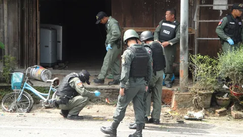 ขว้างระเบิด ลวง จนท.สอบ กดระเบิดซ้ำ เจ็บ 4 นายที่นราฯ