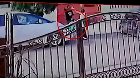 ผวา! คลิปเตือนภัย 'แก๊งลักเด็ก' หน้า รร. อุ้มขึ้นรถต่อหน้าต่อตาแม่