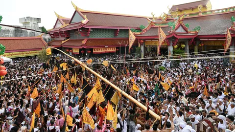 ภูเก็ตยกเสาโกเต้ง เปิดงานกินเจ คนแห่ดูม้าทรง - พัทยา ทำข้าวผัดมงคล