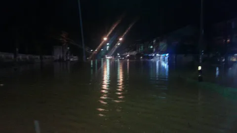 ฝนถล่มเมืองกระบี่กลางดึก น้ำท่วมบ้านอื้อ เช้าน้ำแห้ง เหลือทิ้งโคลน ขยะ