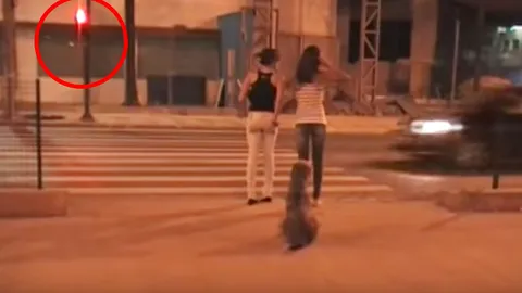 เถียงสนั่นเน็ต! คลิป 2 สาววัยรุ่นข้ามถนน ทำไปได้ไม่อายสุนัข!!