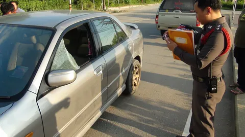  แค้นทิ้งไปคบทอม! โจ๋ไล่ขว้างกระจกรถ ลากอดีตแฟนซ้อมกลางถนน  