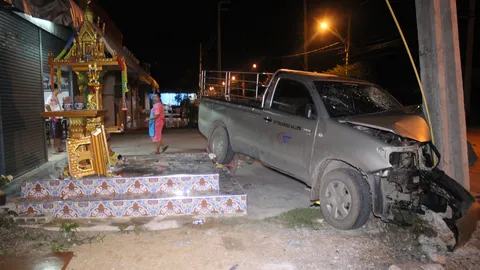 เสี่ยเดินสาย Wi-Fi หลับใน กระบะพุ่งชนศาลพระภูมิ-เสาไฟนนทบุรี เจ็บ 3