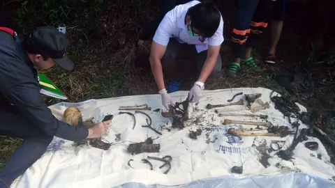 ผงะ! ศพชายถูกฆ่าหมกพงหญ้า เหลือแต่โครงกระดูก