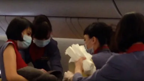 ลุ้นทั้งลำ! คลิปสาว "คลอดลูก" บนเครื่องบิน เหนือน่านฟ้า 3 หมื่นฟุต