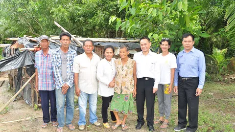 แห่ช่วย! ยายวัย 85 อาศัยนอนเล้าไก่ บอกไม่โทษโชคชะตา