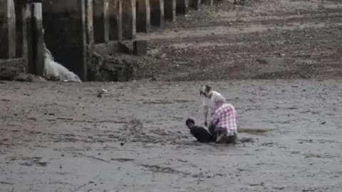 แห่แชร์คลิป! น้ำใจหนุ่มชาวเรือ ให้ฝรั่งติดโคลนเหยียบหลัง ขึ้นฝั่งที่กระบี่