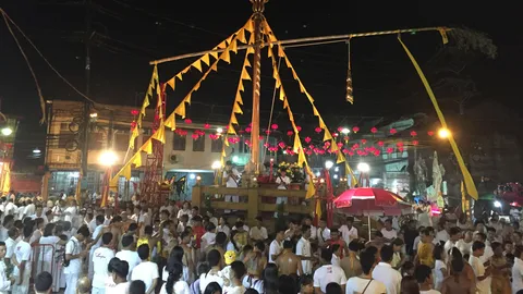 นักท่องเที่ยวร่วมเทศกาลกินเจ-สะเดาะเคราะห์ข้ามสะพานศักดิ์สิทธิ์ ที่พังงา