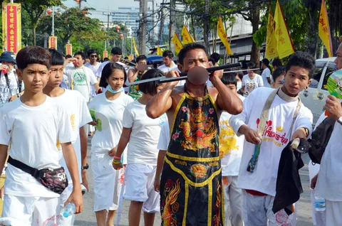 ม้าทรงภูเก็ตระดมอาวุธ-วัตถุนานาชนิดแหกตำนานทรมานร่างกายแห่รอบเมือง