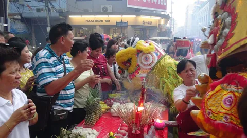 ยิ่งใหญ่! พิธีแห่พระสะเดาะเคราะห์หาดใหญ่ นักท่องเที่ยวแห่ร่วมนับหมื่น