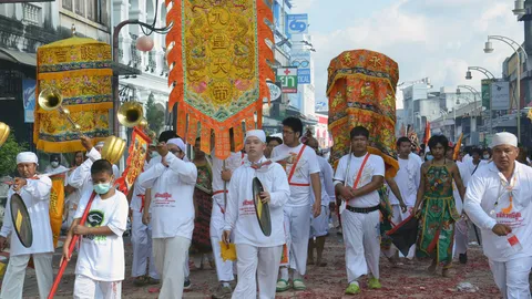 แห่พระรอบภูเก็ต ศาลเจ้าจุ้ยตุ่ย ขนทัพม้าทรงนับพันร่วมขบวนกว่า 7กม.